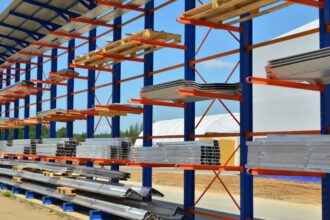 étagères bien organisées dans un magasin pour optimiser l'espace de vente