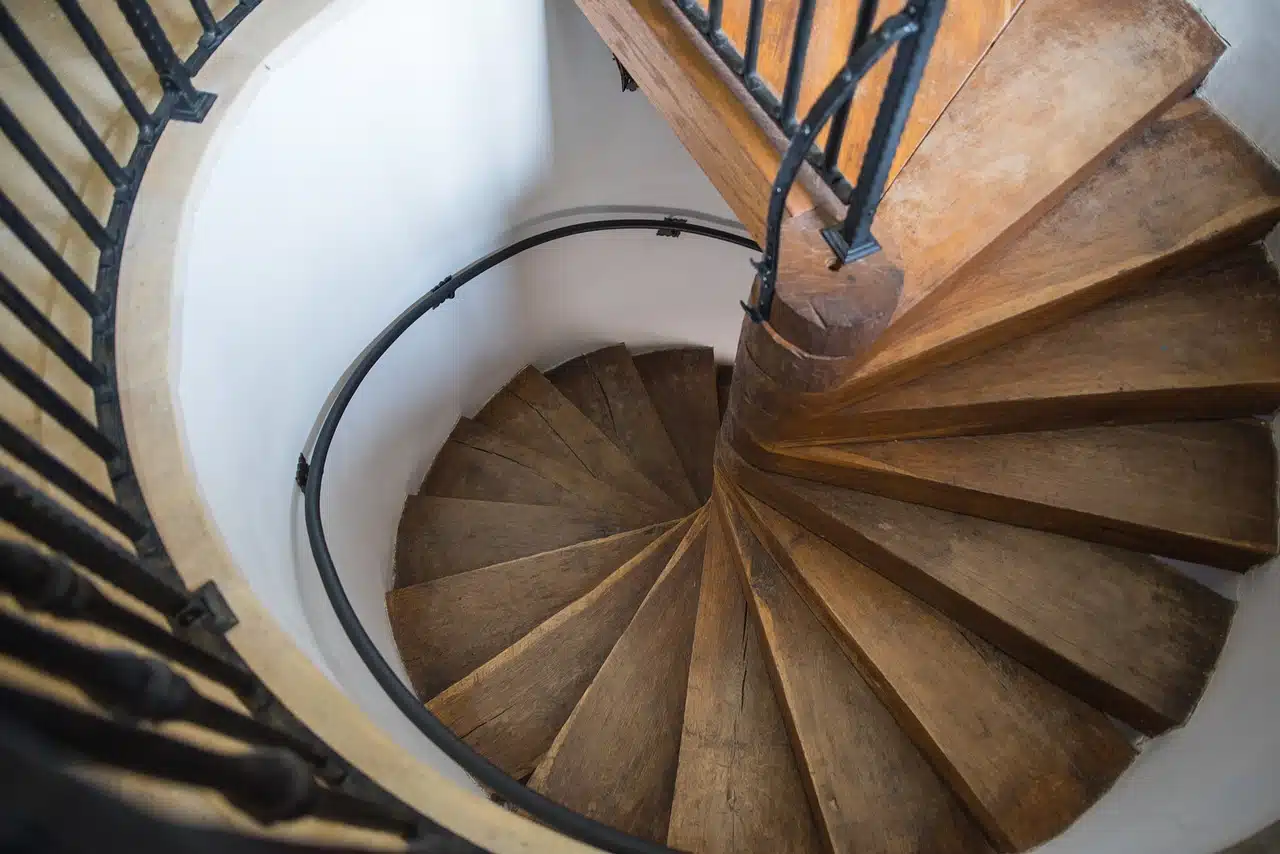 Escalier qui grince : découvrez les solutions efficaces pour y remédier