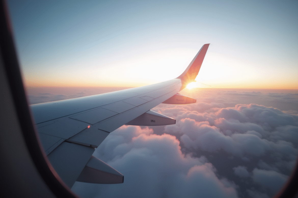 Vue d'un aile d'avion au-dessus des nuages lors d'un vol en journée