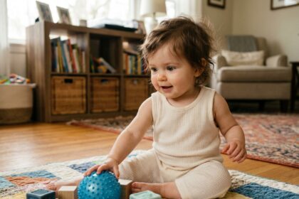Bébé fille de un an jouant sur tapis coloré