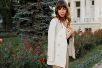 Comment adopter vestes et blazers femme pour un look d’hiver chic et élégant ?