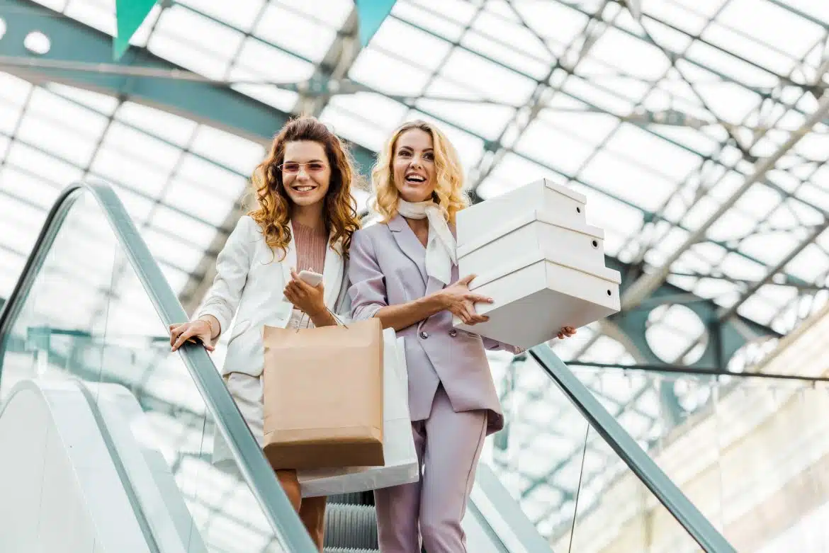 deux femmes faisant du shopping