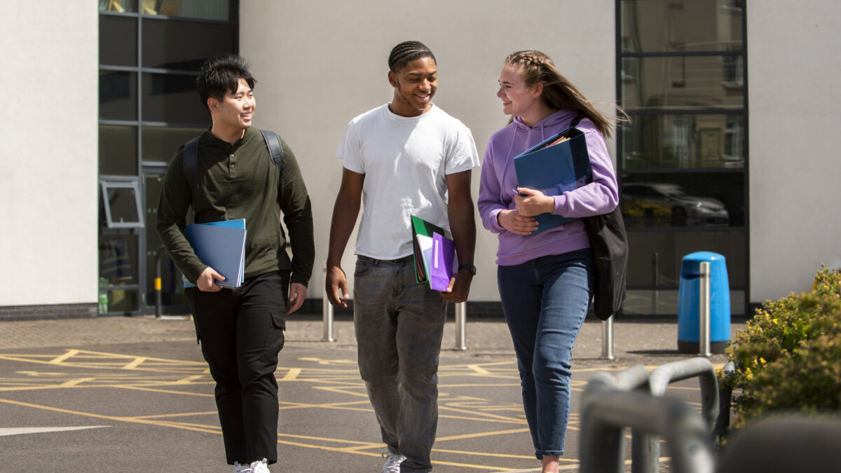 Mobilité et stages en grande école : anticiper son budget étudiant en Nouvelle-Aquitaine