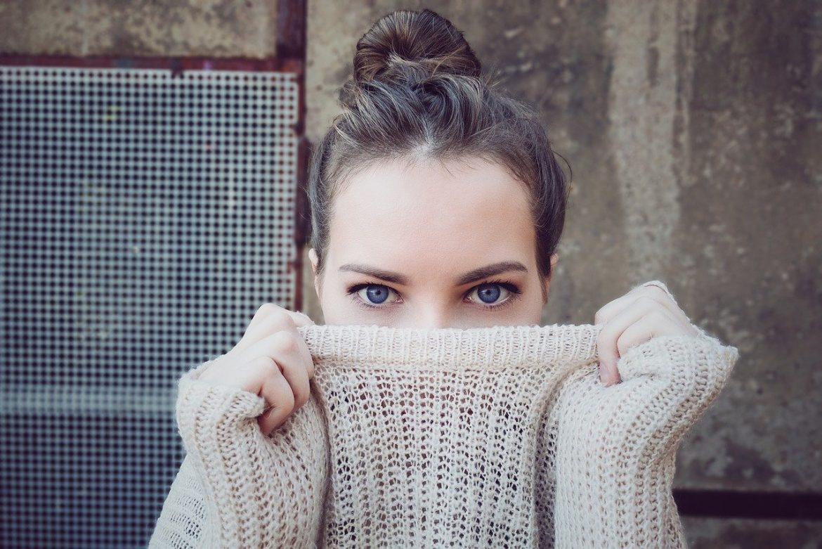 Une femme avec un pull